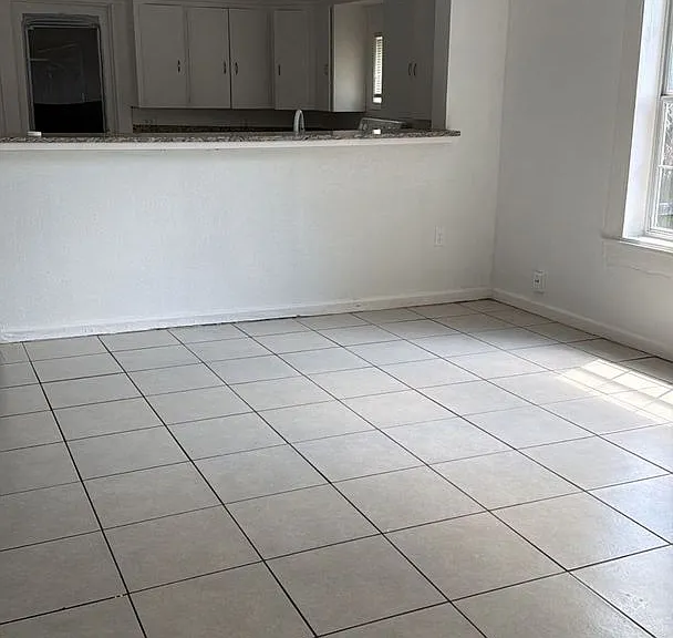 102 N Avenue C — Photo 11