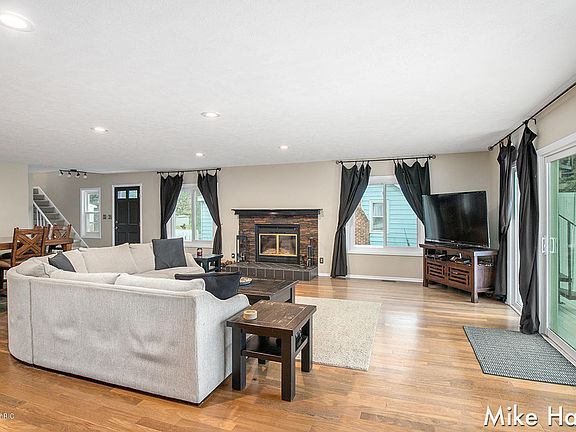 4th image of 6852 Kitson Dr NE