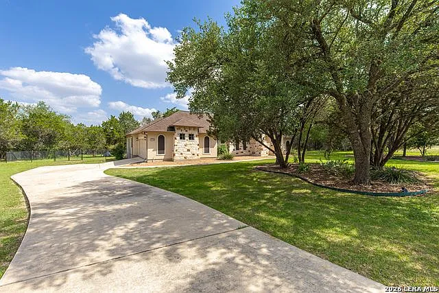 4 bed, 2.5 bath, 2717 sqft, $3,200 — Photo 2