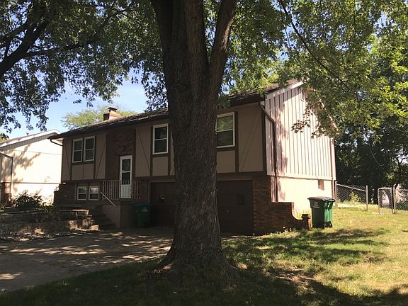 3rd image of 111 SE Crestwood Dr