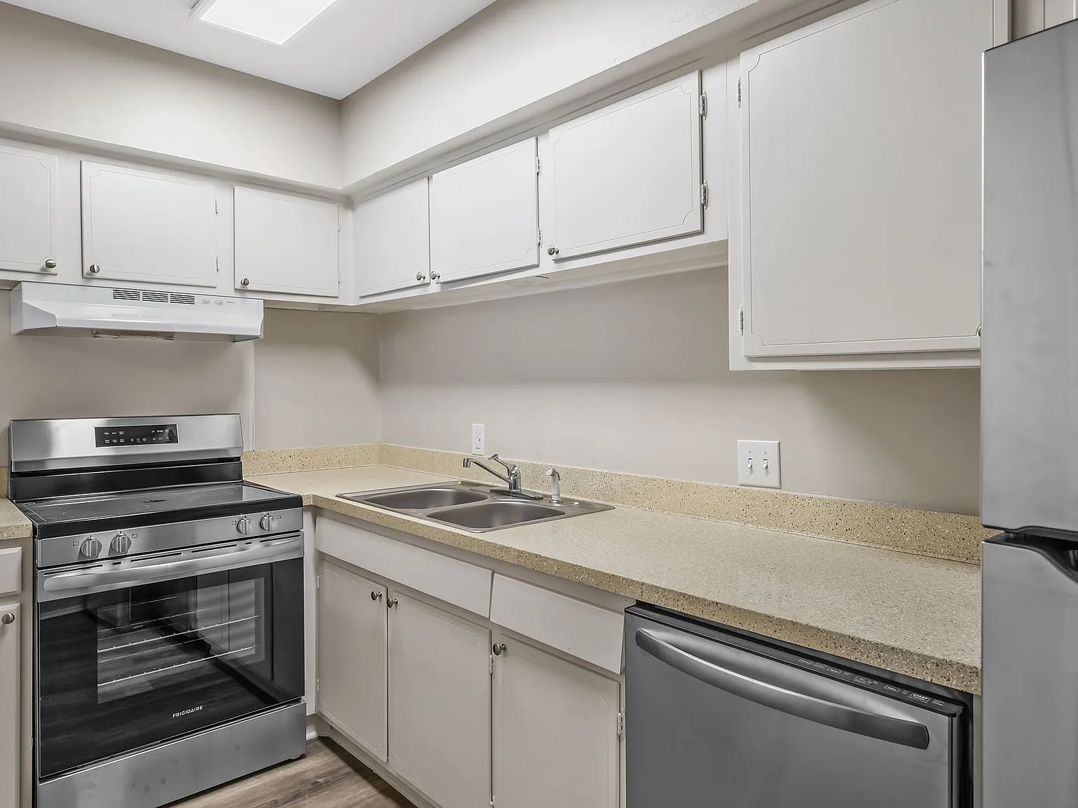 Barclay Apartments - CATCH OUR SUMMER SPECIAL! — Photo 3