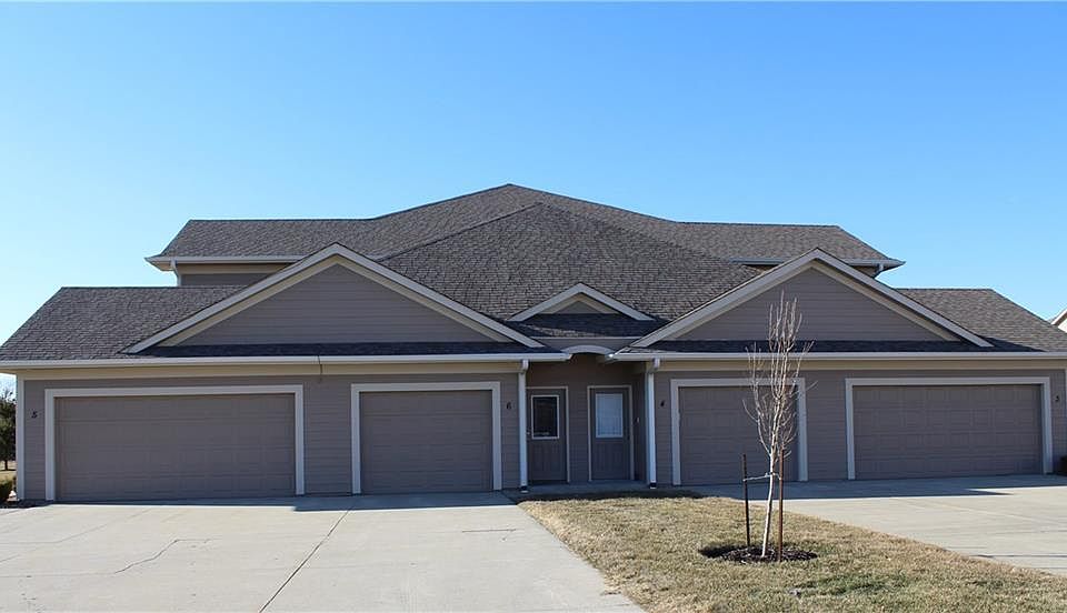 1st image of 2510 NE Oak Dr Unit 4