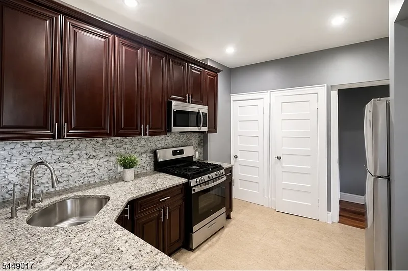 4 bed, 2.0 bath, $3,050 — Photo 2