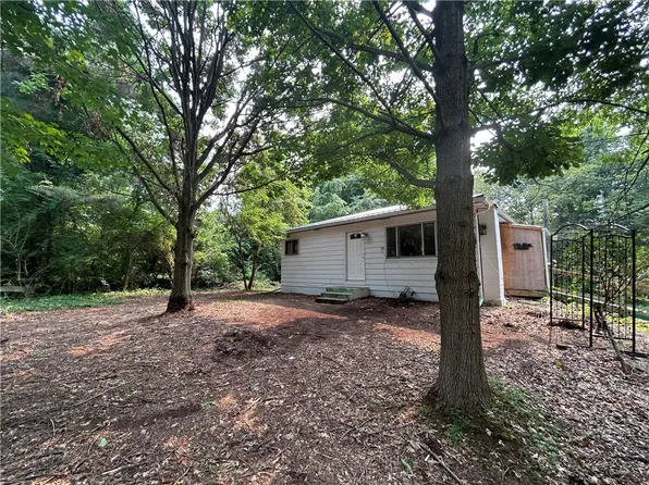 1090 Beach Dr, Fairview, PA 16415