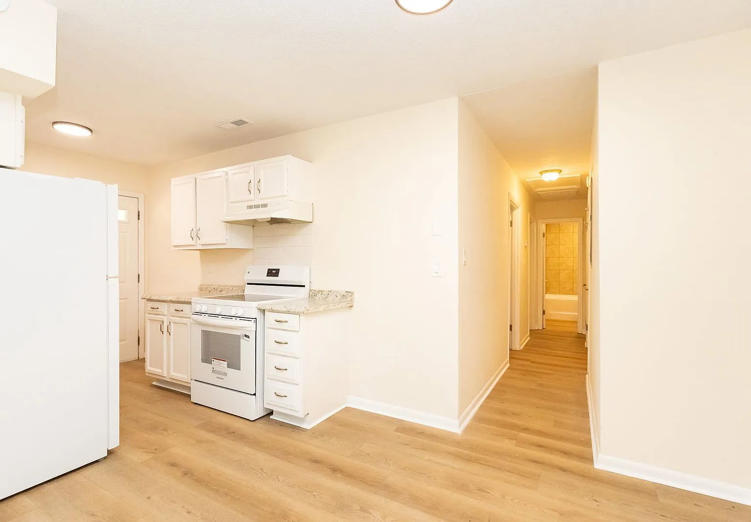 2 bed, 1.0 bath, 968 sqft, $1,295 — Photo 3