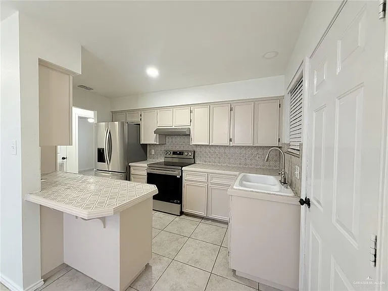 2400 E Brazil St — Photo 4
