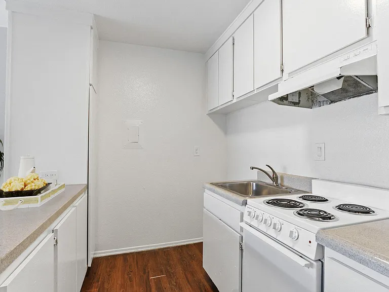 Parkwood Apartments — Photo 22
