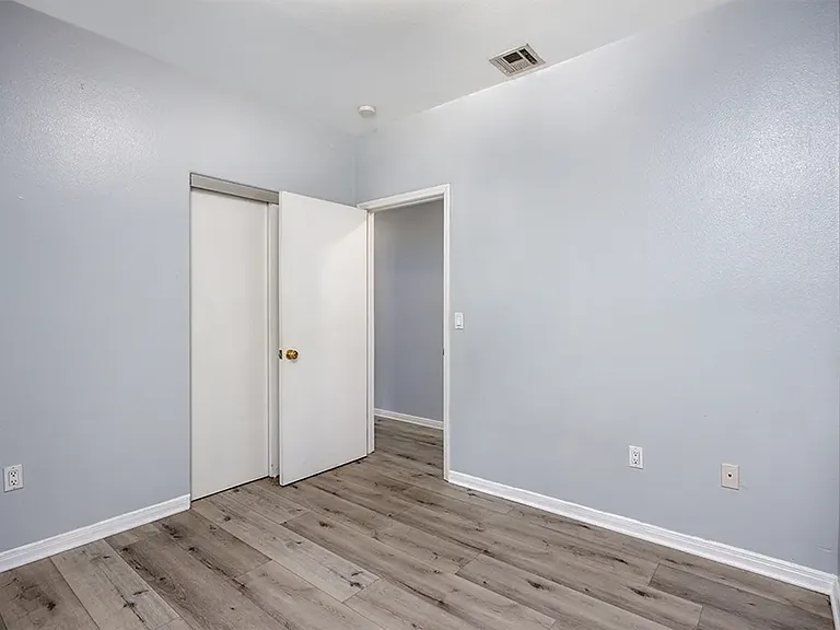 1220 W 27th St — Photo 28