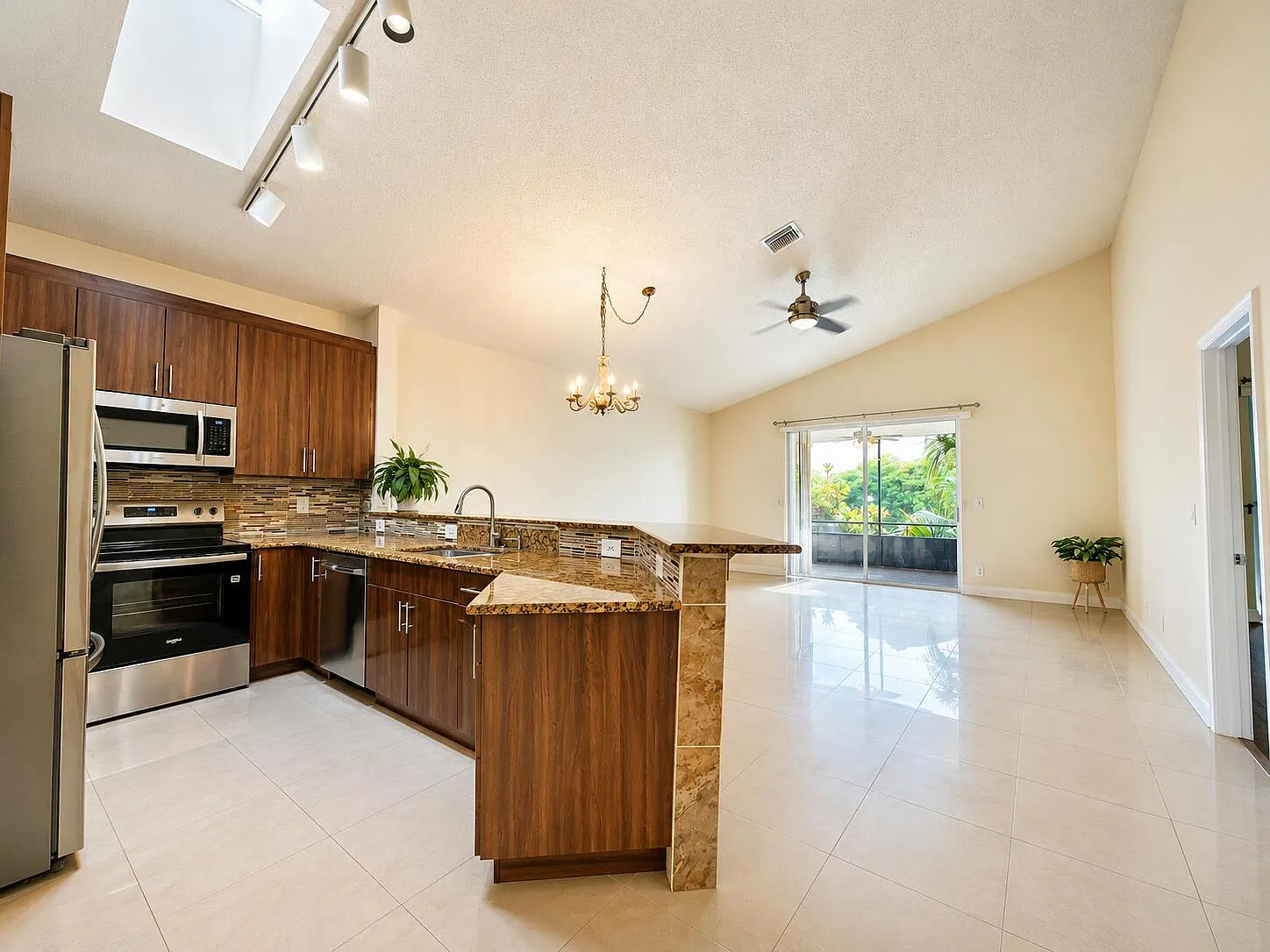 3 bed, 2.0 bath, 1379 sqft, $3,000 — Photo 3