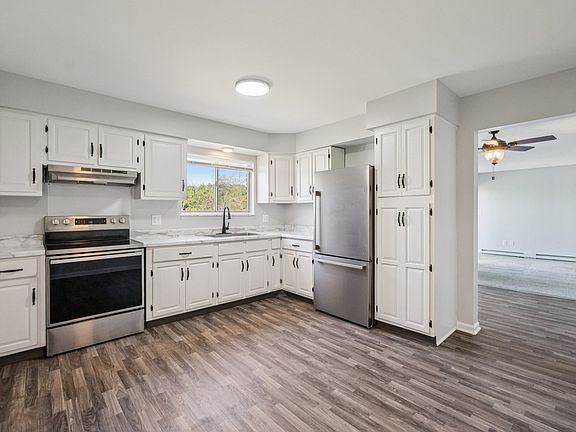 25L (2 Bedroom 1.5 Bath Lakefront)- Kitchen