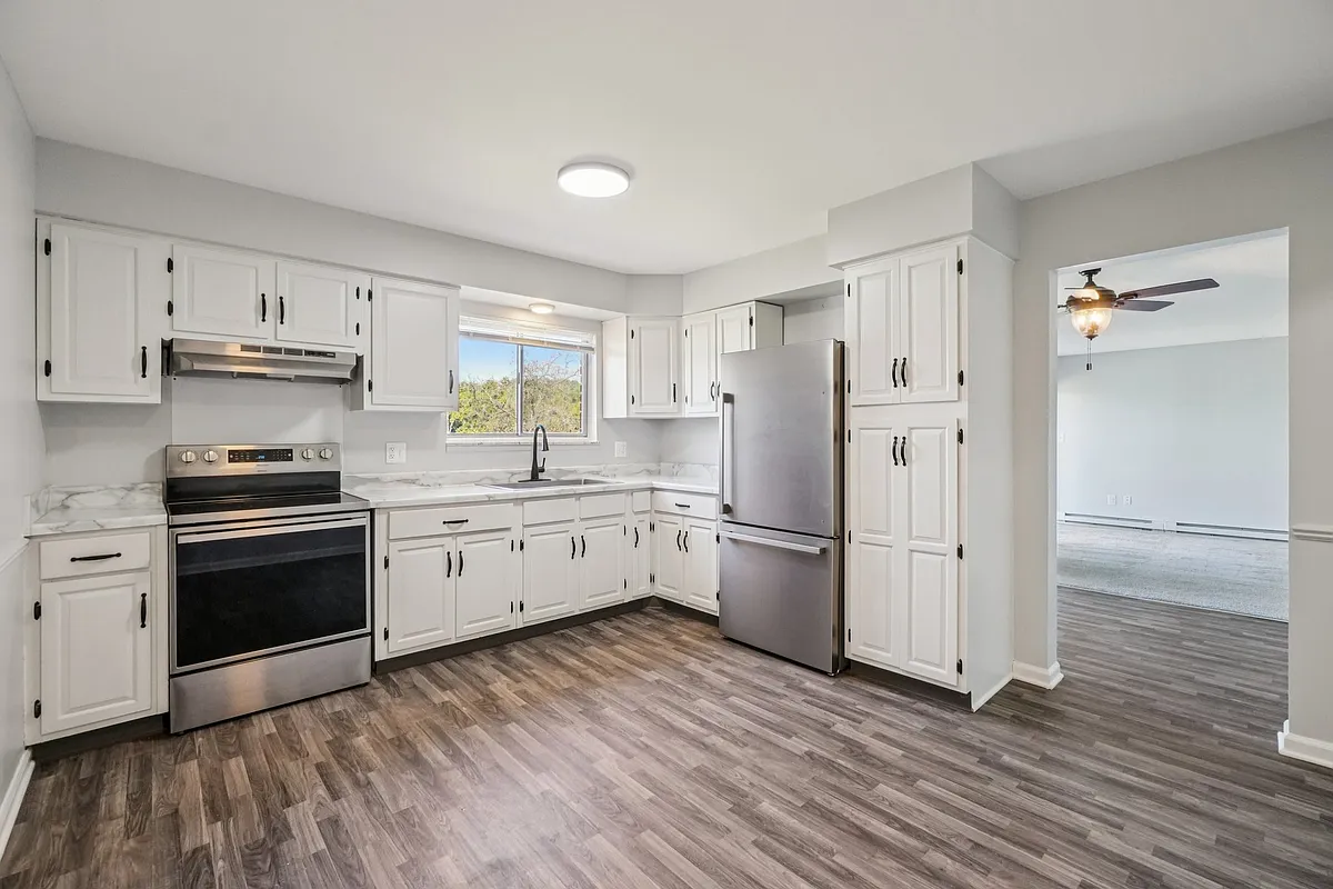 25L (2 Bedroom 1.5 Bath Lakefront)- Kitchen - Independence Square Apartments