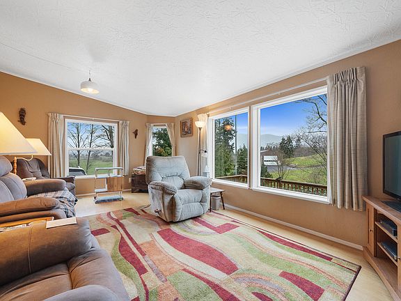 3rd image of 985 Hollyridge Dr