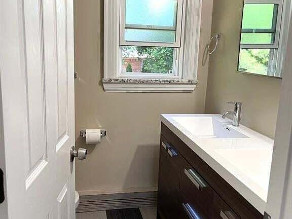 4th image of 2948 Alexander St