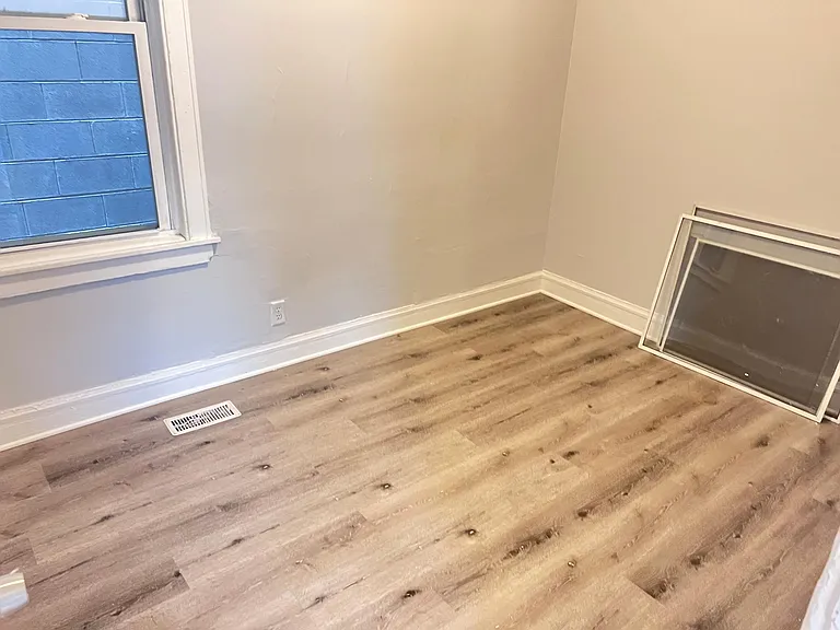 Queen Size Bedroom