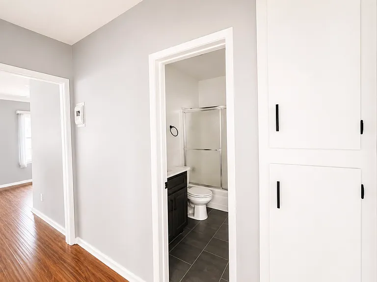 2150 N Beachwood Dr #10 — Photo 7