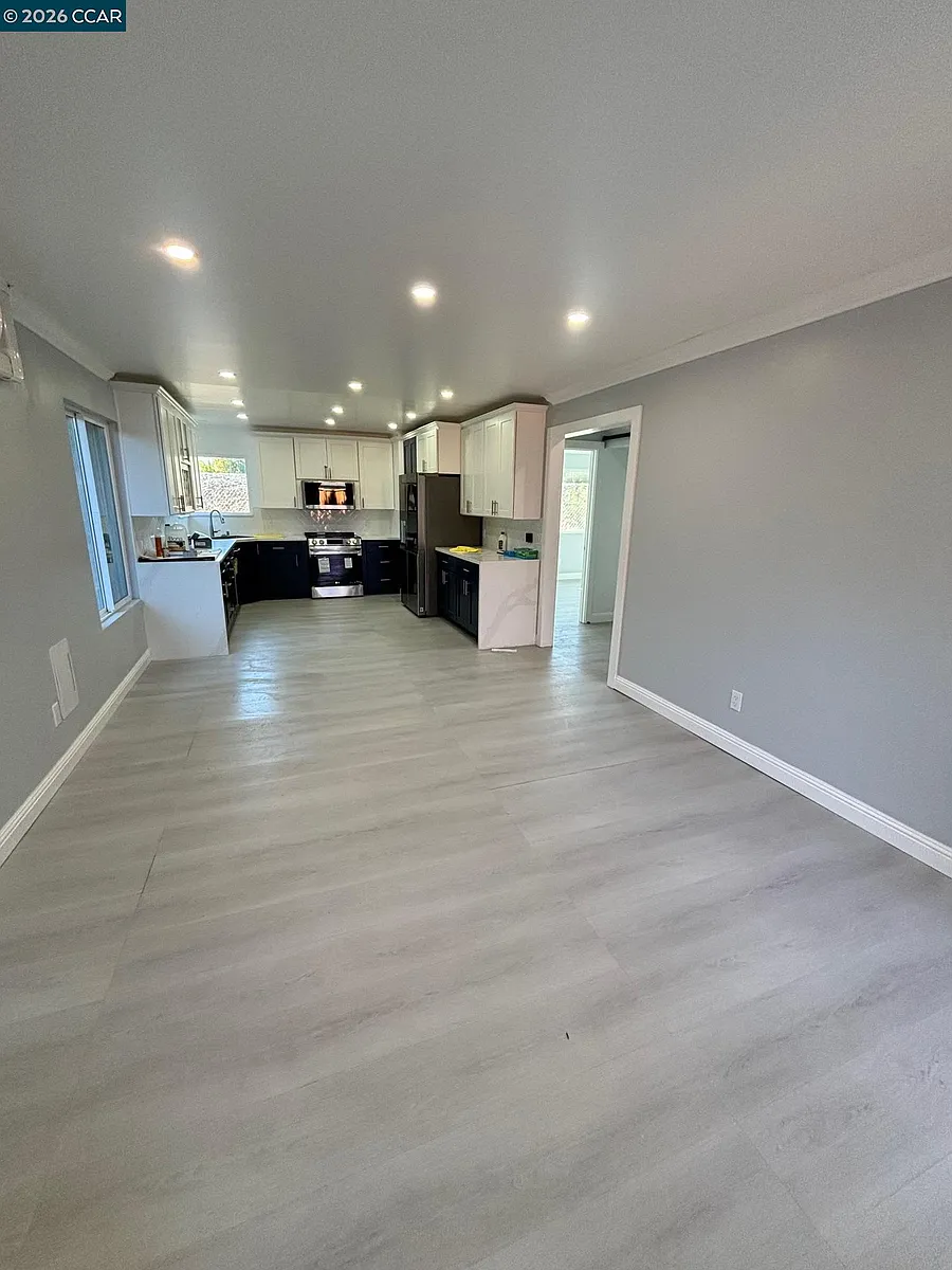 Building Photo - 4554 Lakeshore Dr