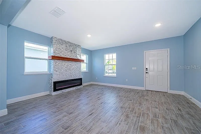 3 bed, 2.5 bath, 2263 sqft, $2,450 — Photo 3