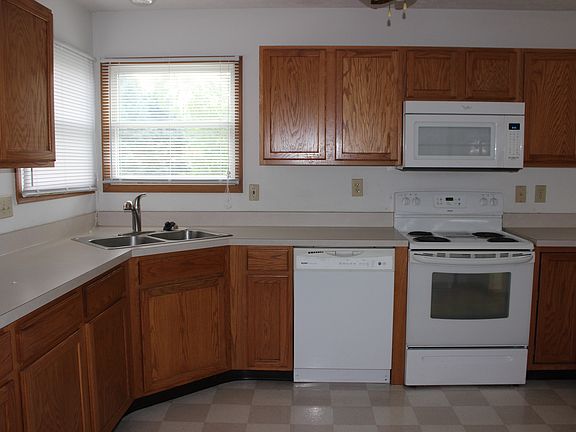 4th image of 457 W River Dr