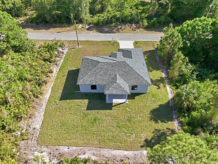 825 Carbon St E — Photo 9