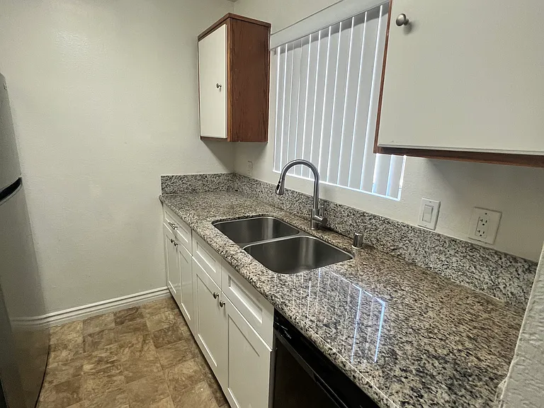 1959 Chestnut Ave #302 — Photo 8