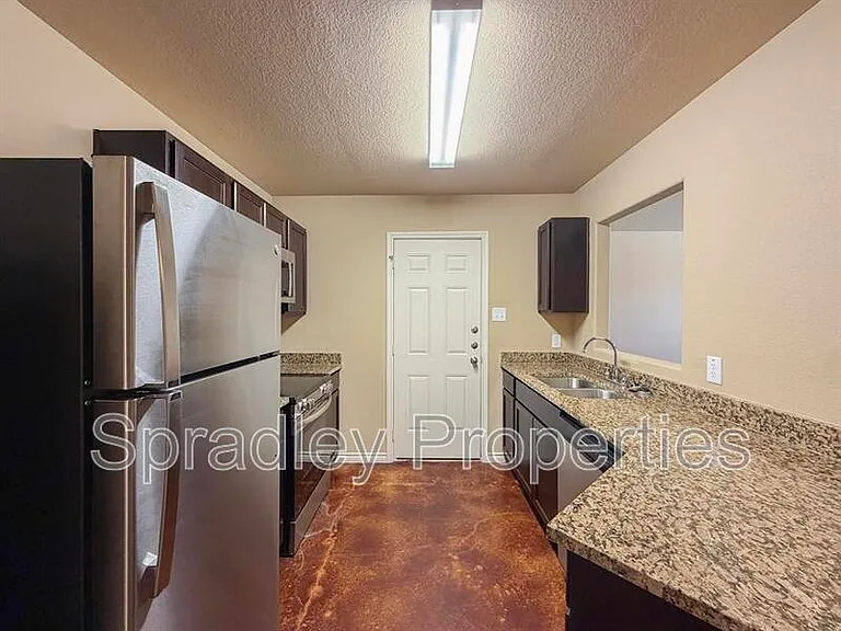 1047B Edwards Dr — Photo 11