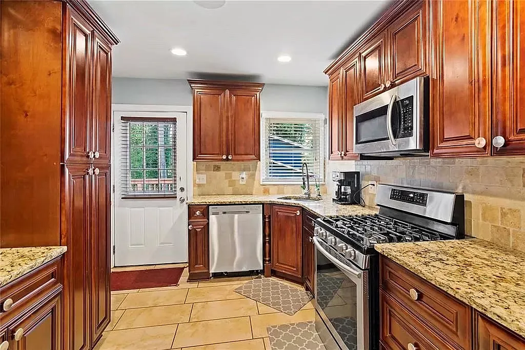 3 bed, 1500 sqft, $2,200 — Photo 4
