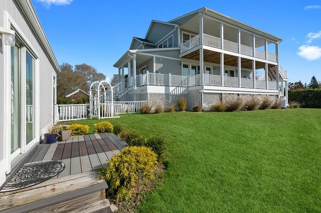 Near Beach And Village Of Westhampton Beach With Bay Views — Photo 3