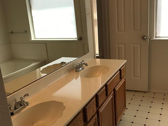 4th image of 819 Nafus St