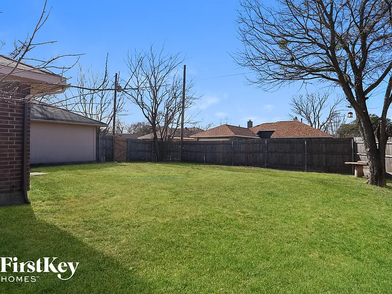 2321 Lakeshore Ln — Photo 14