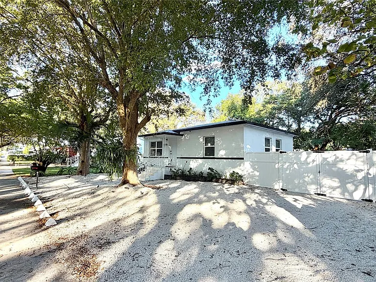 12325 NE 11th Pl — Photo 29