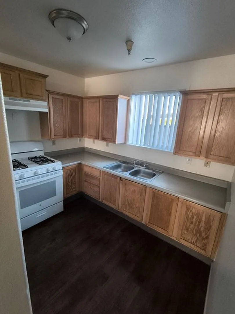 Updated 2 bedroom 1 bath unit near shopping and amenties! — Photo 2