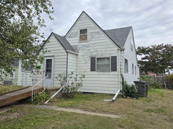 70 S Lincoln St, Russell, KS 67665