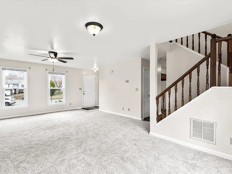 10704 Live Oak Ct — Photo 12