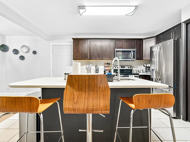 102 Nottingham Ln — Photo 4