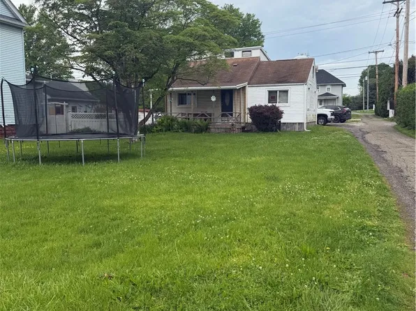 525 Wabash Ave N, Brewster, OH 44613