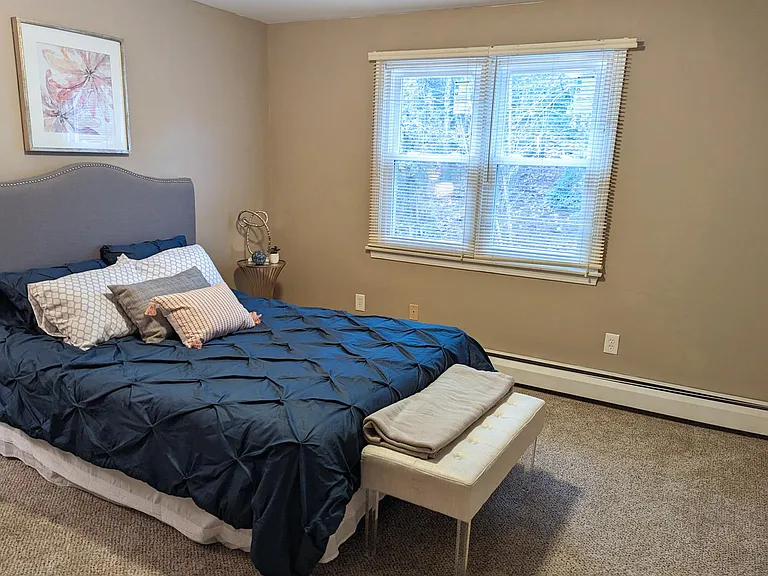 Colonial Townhouse Apartments — Photo 6