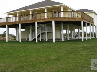 909 Rancho Carribe Dr, Crystal Beach, TX 77650
