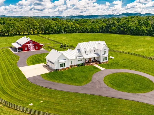 1151 Rogana Rd, Bethpage, TN 37022