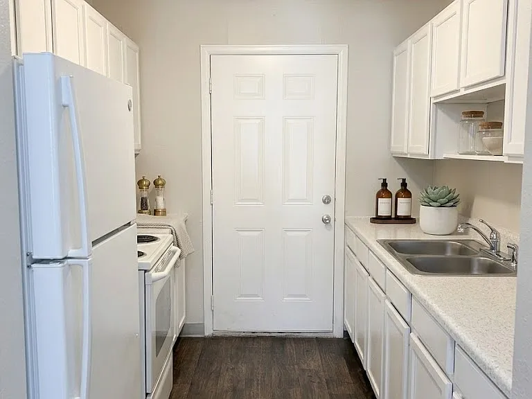 Kitchen _ Sunridge Apartment Homes, Englewood, CO