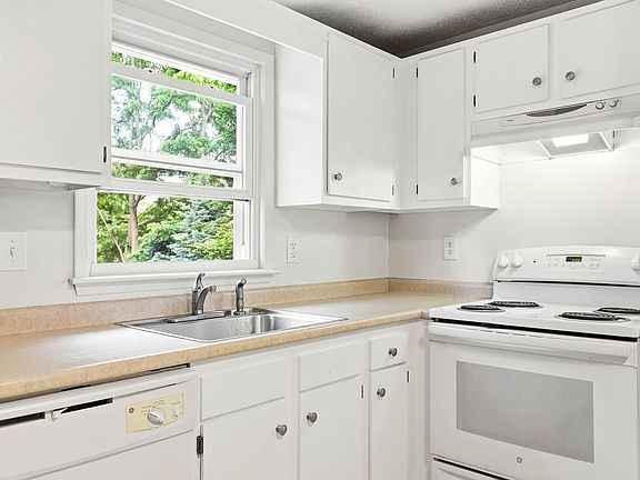 3rd image of 851 Mammoth Rd #3S