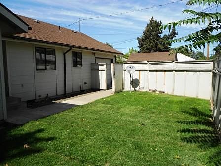 1st image of 921 S 12th Ave #1/2