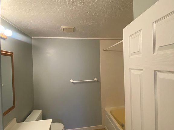 Main bathroom with tub/shower