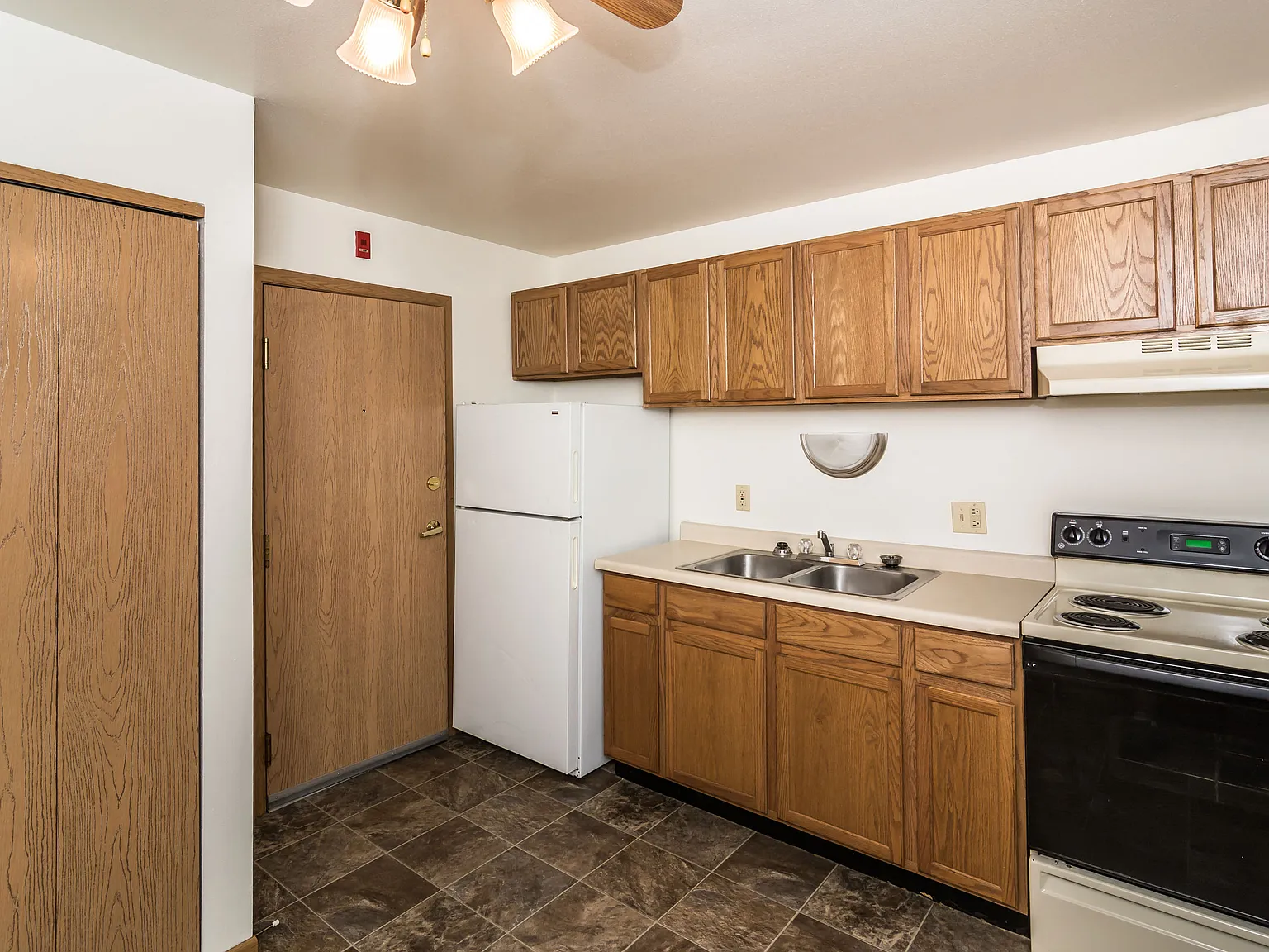 Amberwood Court — Photo 4