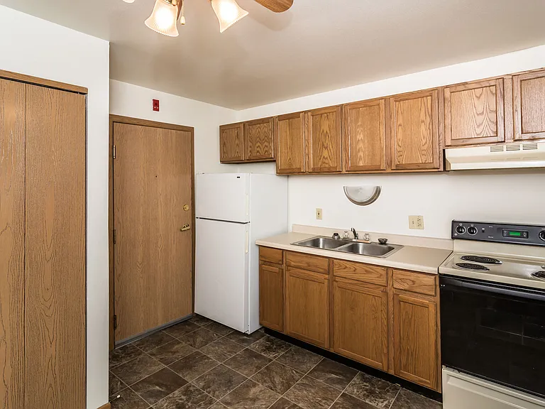Amberwood Court — Photo 4