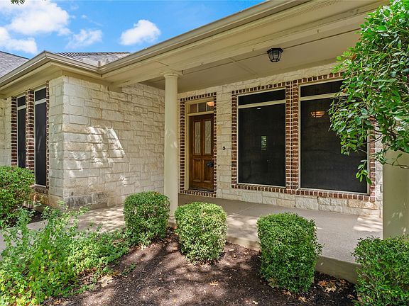 5th image of 302 Brazos Dr
