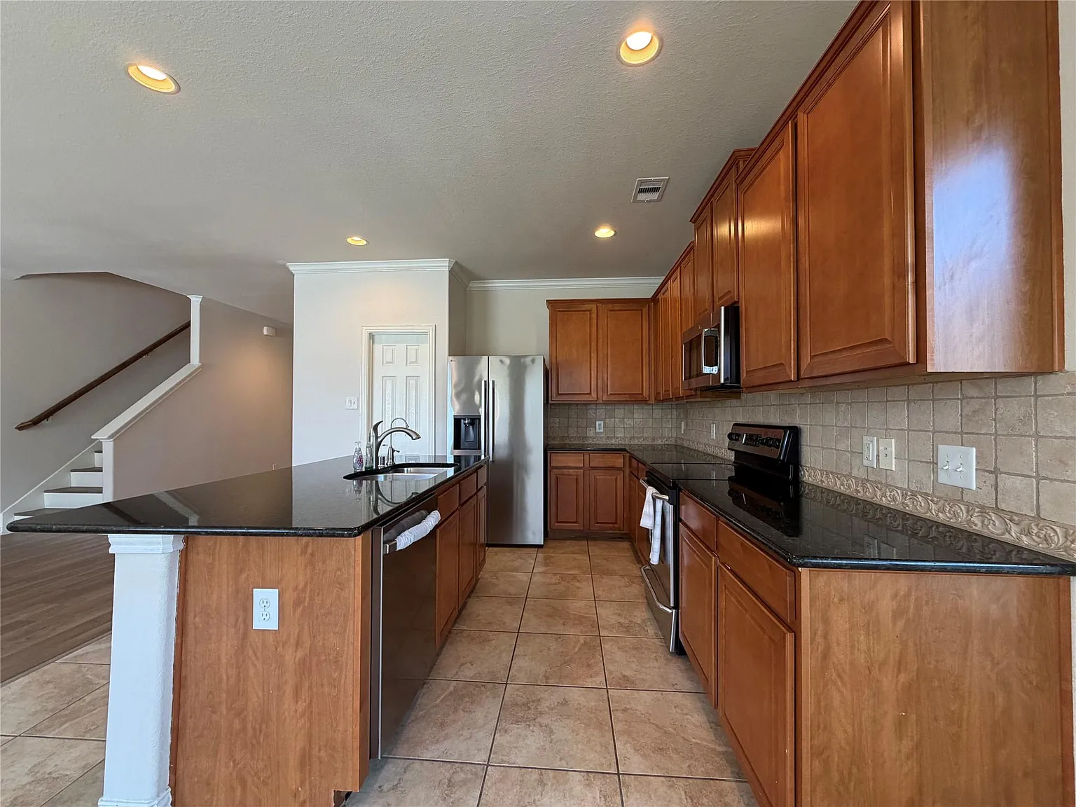4 bed, 3.0 bath, 2880 sqft, $2,500 — Photo 4