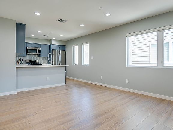 3rd image of 4271 W Rosewood Ave