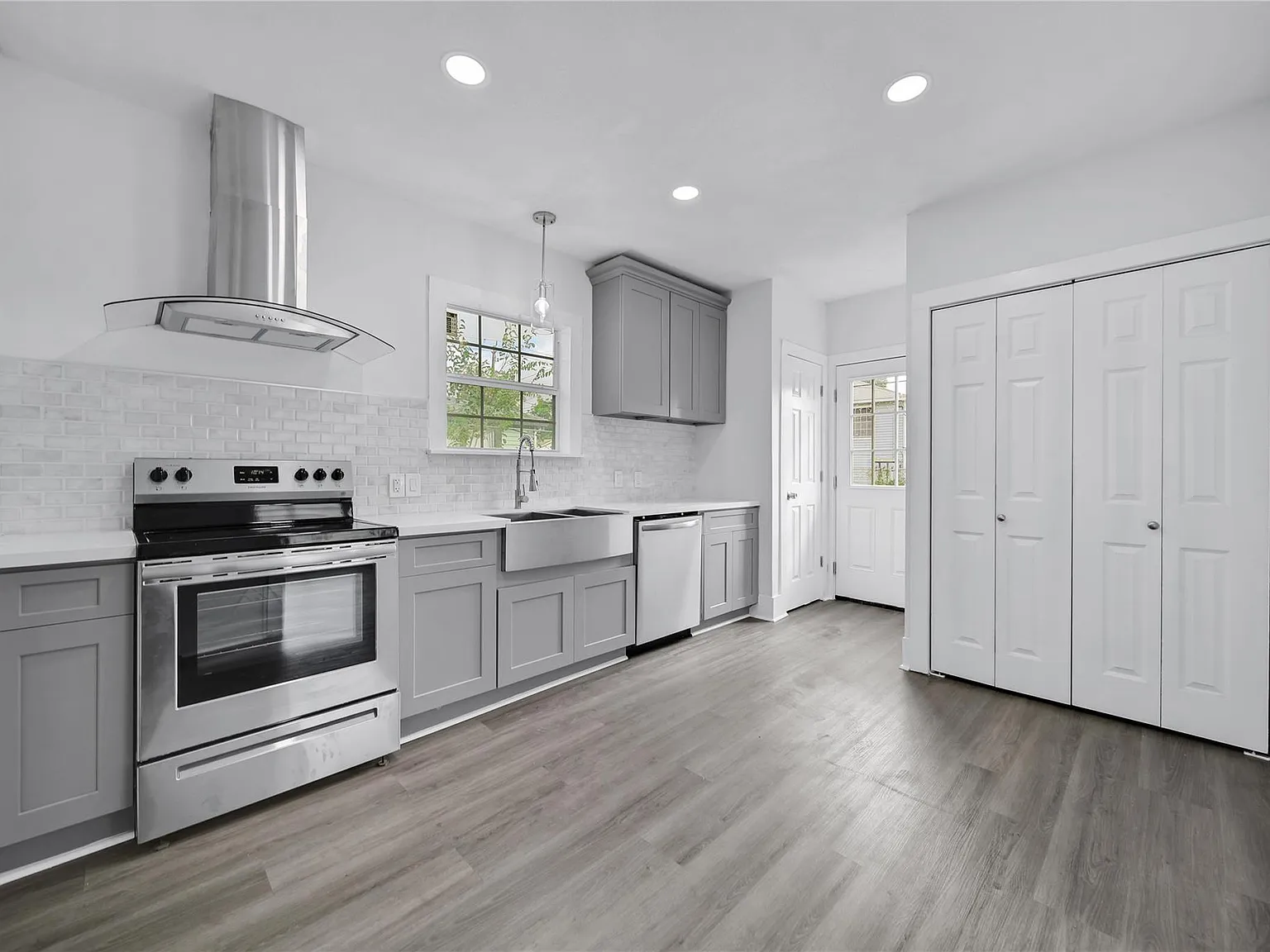 3 bed, 1.0 bath, 968 sqft, $1,725 — Photo 3