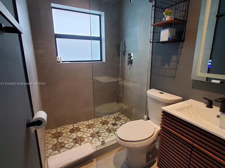 740 SW 9th St #1 — Photo 10