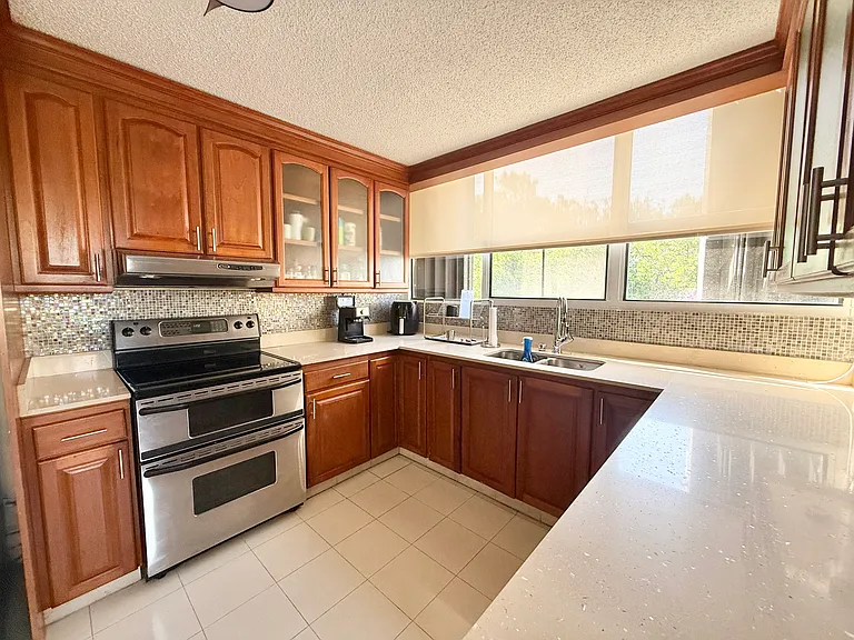 690 Teniente Cesar Luis Gonzalez Ave — Photo 19